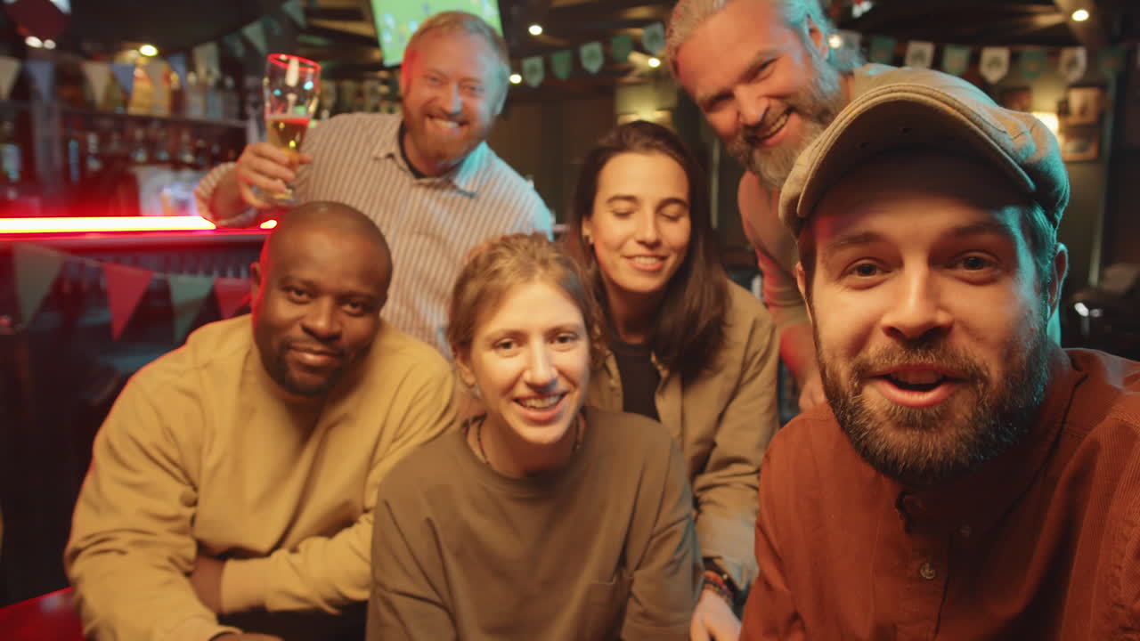 grupo de amigos grabando un video