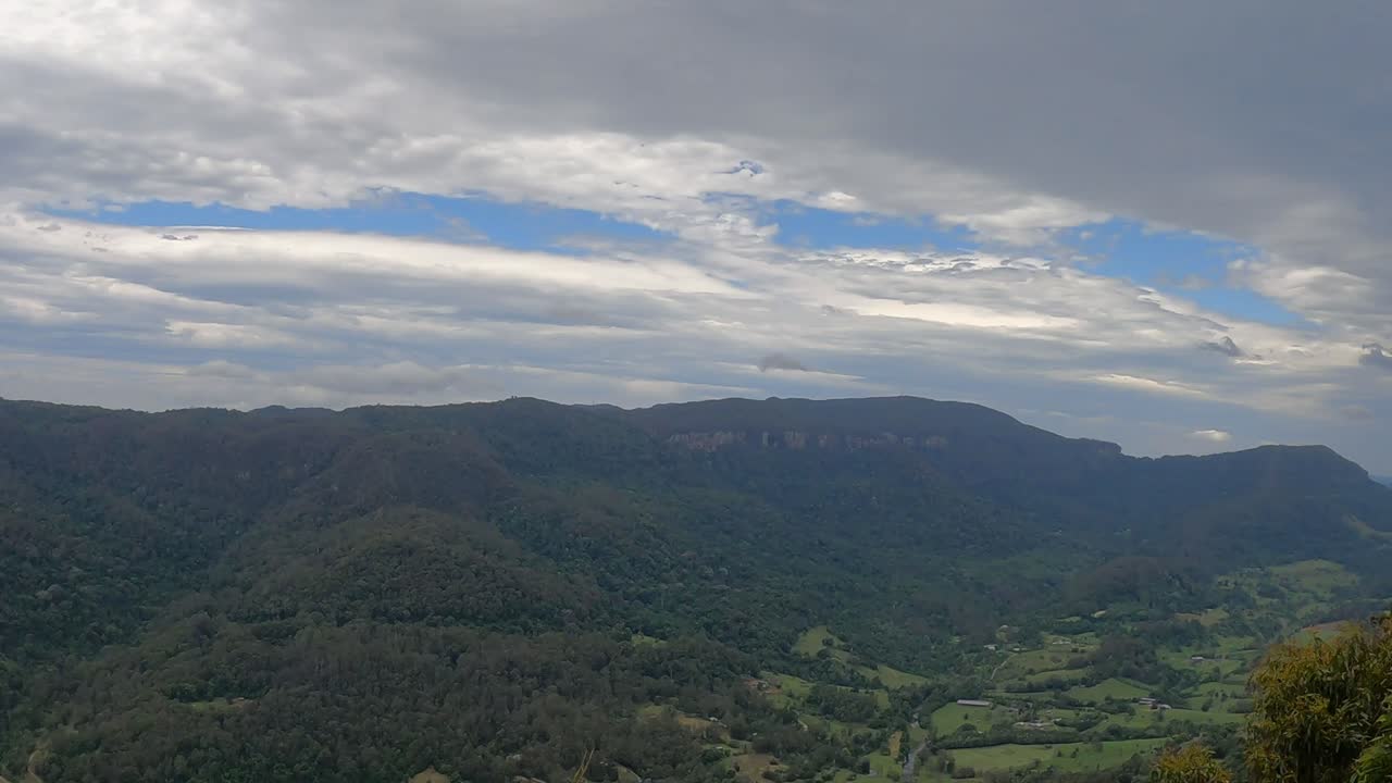 시간에 따라 산의 파노라마 뷰