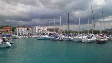 Atemberaubende-HD-Aufnahmen-Verschiedener-Boote-Und-Saliboote,-Die-Im-Yachthafen-Von-Koper-In-Slowenien-Anlegen