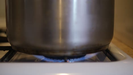 una sartén en la estufa de gas