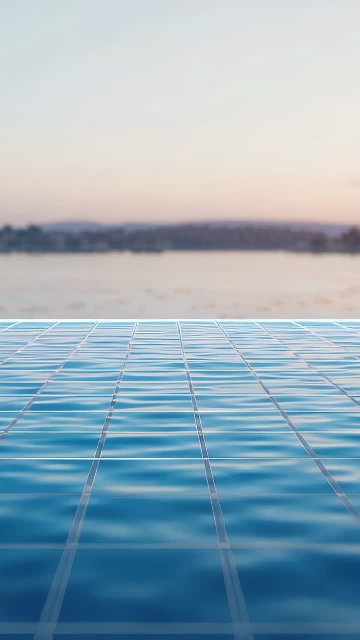 Vertikales Video: Kamera zeichnet das gekachelte Wasser eines Infinity-Pools auf, das kräuselt, um das ruhige Uferleuchten einzufangen