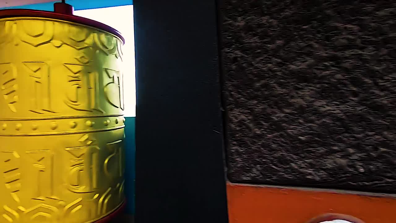 monasterio budista girando ruedas de oración de cerca en el monasterio desde un ángulo plano se toma un video en el monasterio de bomdila arunachal pradesh india