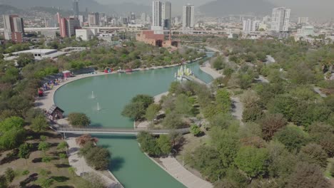 Orbiting-shot-of-water-fountains-working-in-Paseo-Santa-Lucia,-Monterrey,-Nuevo-Leon