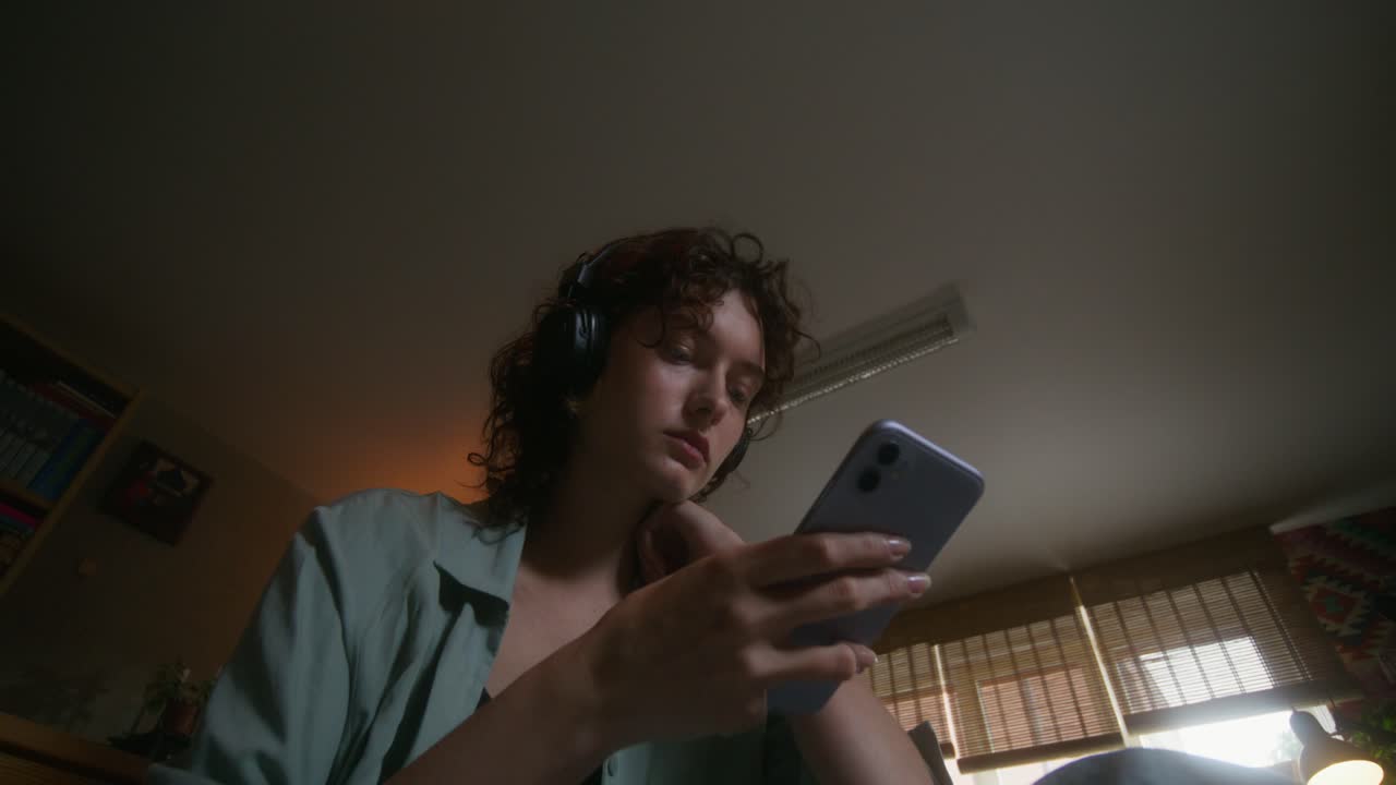 mujer usando un teléfono inteligente con auriculares