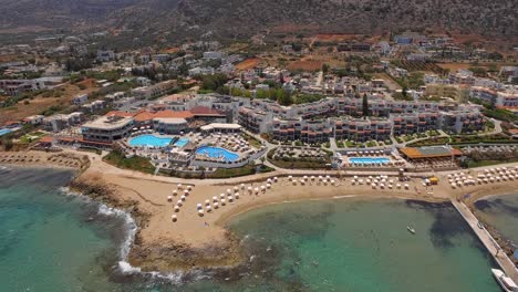 La-Ciudad-Turística-De-Stalis-Con-Resorts-De-Playa-Durante-El-Verano