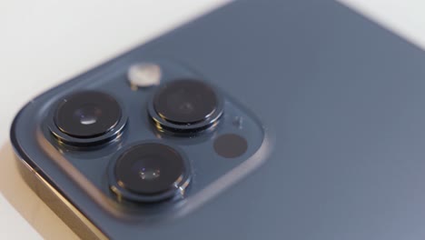 아이폰의 뒷 카메라 시스템의 클로즈업 뷰