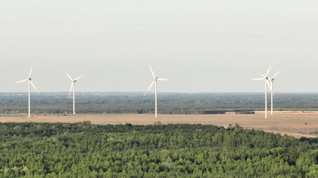 전기 친환경 신재생 에너지 생산 공급을 위한 작동하는 풍력 발전기의 풍력 터빈 항공 영상