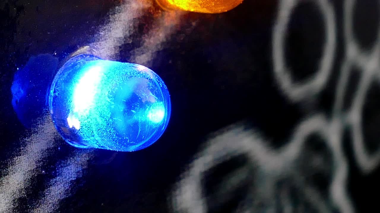 박이는 led 조명 근접