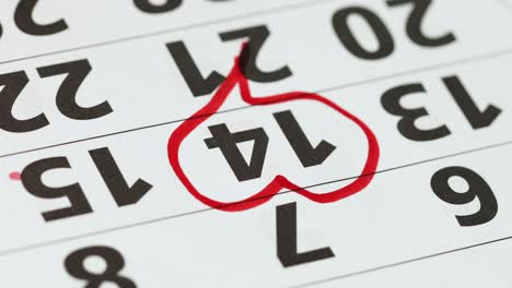 calendario anual comentado sobre el escritorio