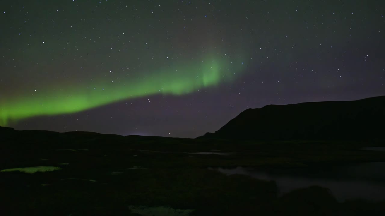 aurora boreal sobre el mar noruego, el cielo nocturno en el lapso de tiempo