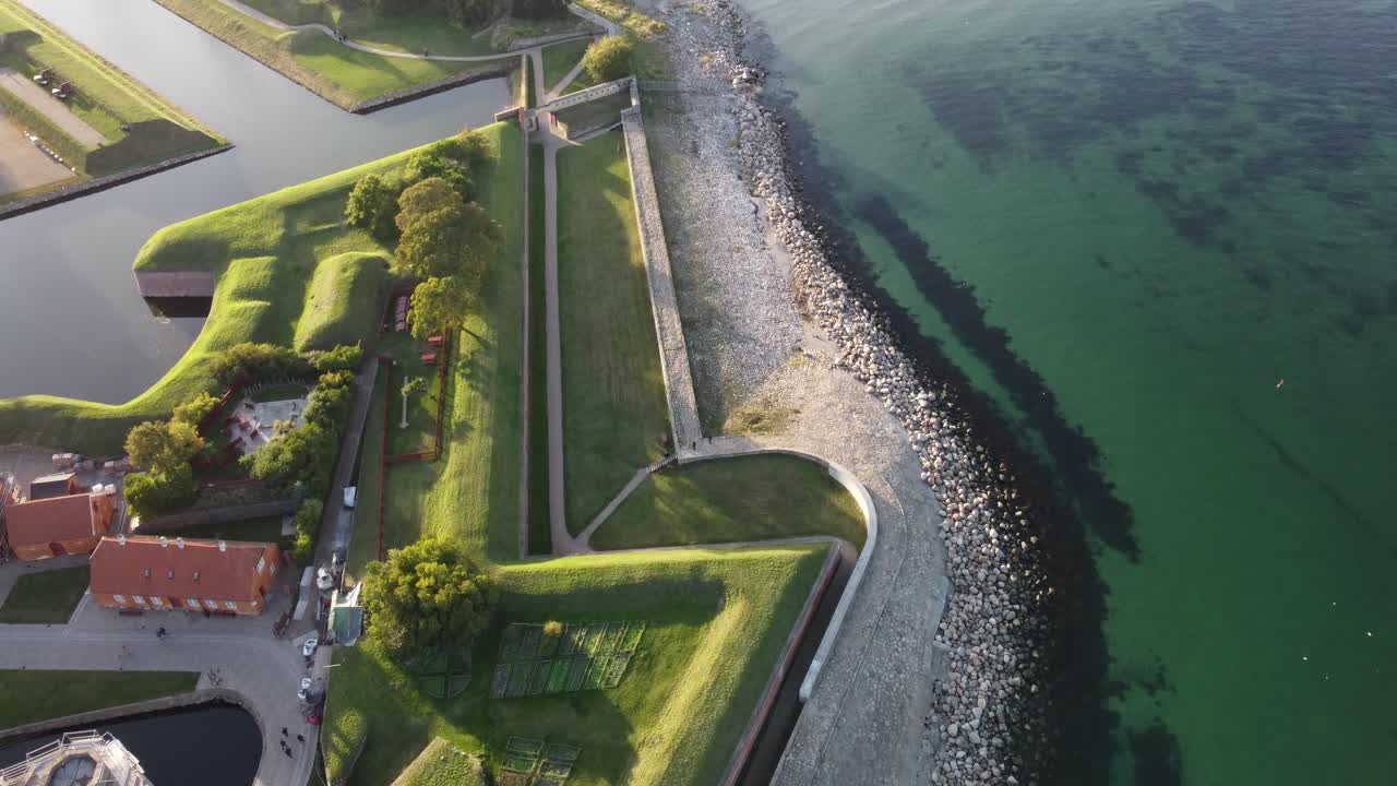 Det er udsigten over omgivelserne ved Kronborg Slot, Danmark.