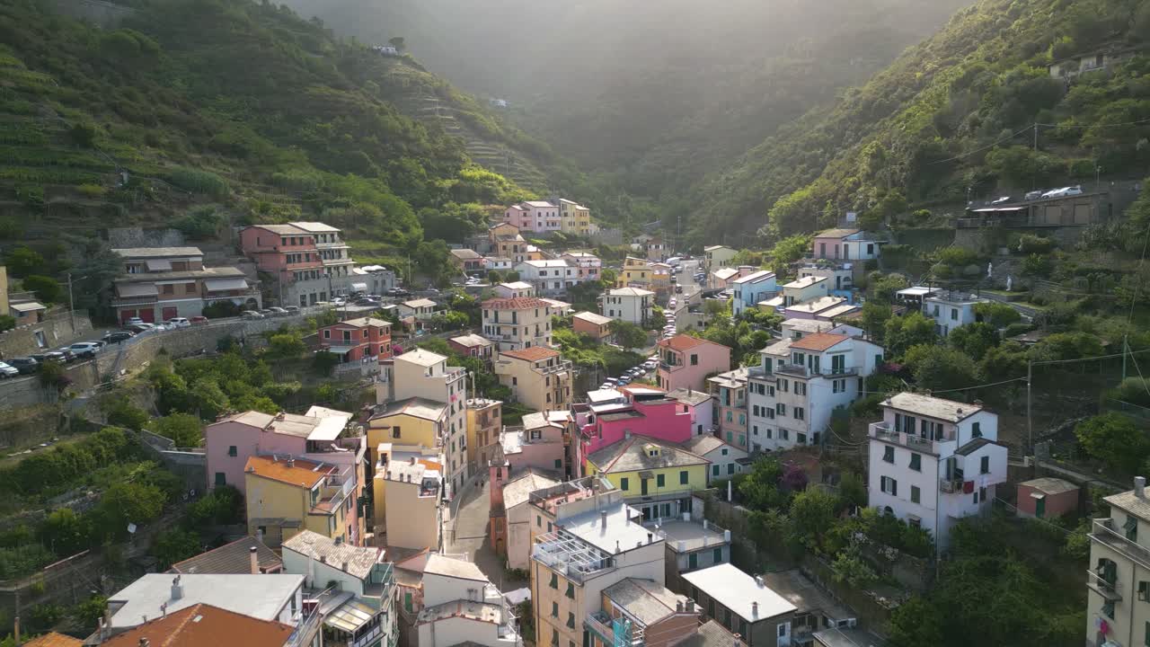 드론 촬영은 riomaggiore, cinque terre의 아름다운 아침에  ⁇ 빛을 보여줍니다.