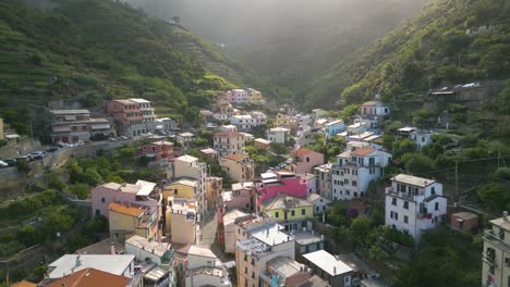 Forward-Drone-Shot-Reveals-Sunshine-on-Beautiful-Morning-in-Riomaggiore,-Cinque-Terre
