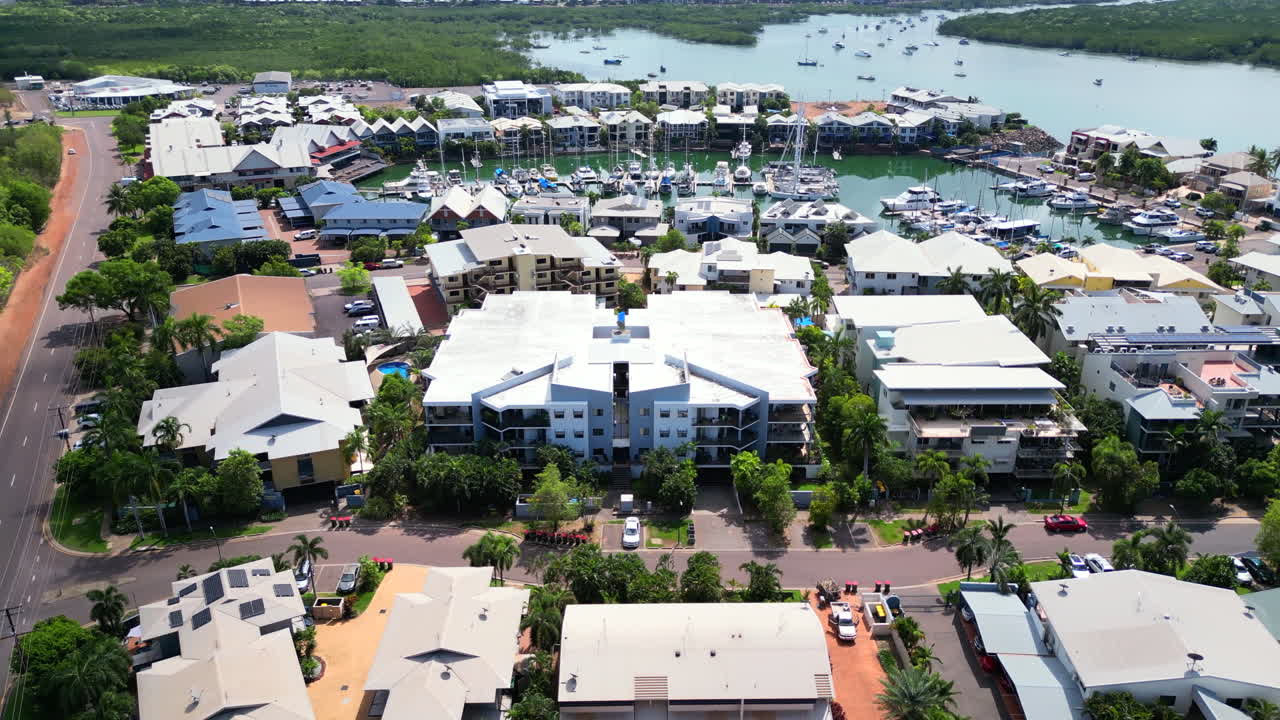 마리나 블루 오션 바다 물의 공중 무인 항공기 영상