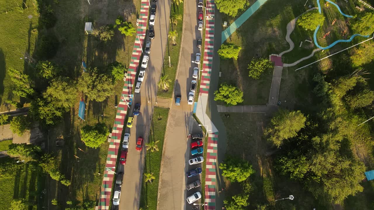 아르헨티나 코르도바 교외 지역에서 유색 아스팔트와 운전 자동차가 있는 공중 비행 경치 좋은 도로