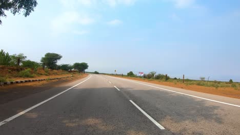 conduciendo un coche en una carretera en rajasthan, india