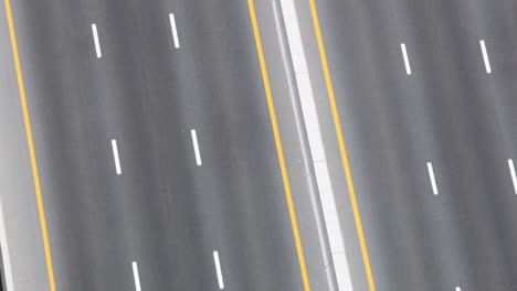 vehículos y motocicletas en una carretera de varios carriles