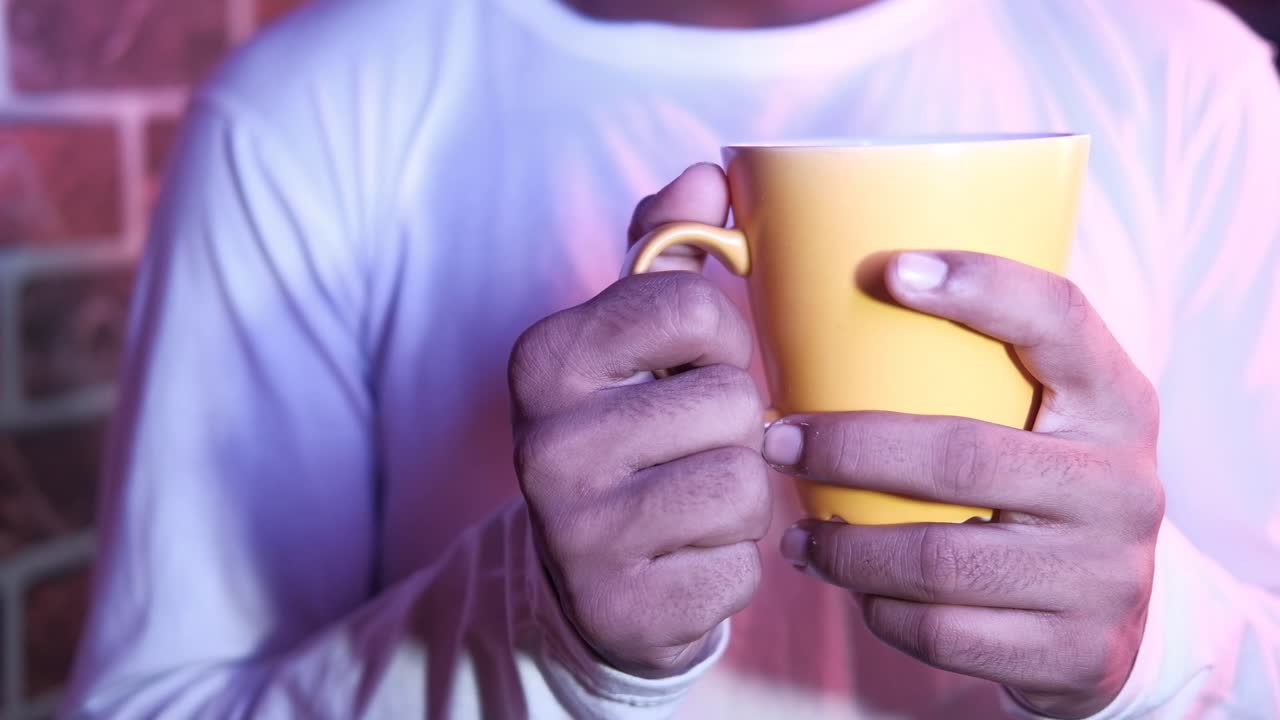 hombre disfrutando de una bebida caliente