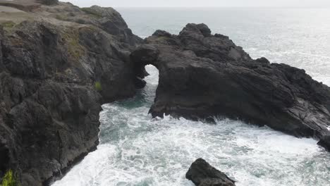 Imágenes-De-Drones-De-4k-Del-Acantilado-De-Arco-Rocoso-Samuel-Boardman-Brookings-Costa-De-Oregon