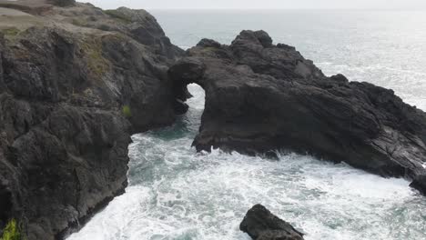 imágenes de drones de 4k de rocky arch cliffside samuel boardman brookings costa de oregón
