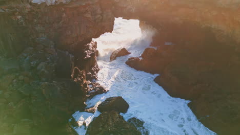 el océano áspero la costa rocosa lavada por el agua burbujeante espumosa en súper cámara lenta.