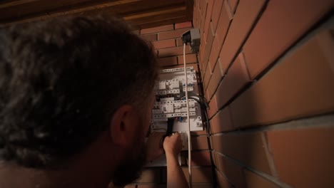 un electricista instalando un inversor en un hogar. la imagen muestra habilidad técnica, herramientas modernas y atención a la seguridad en el trabajo eléctrico