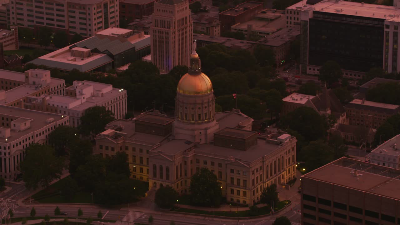 해가 지는 동안 애틀랜타 시내의 캐피톨 빌딩을 공중에서 습니다.