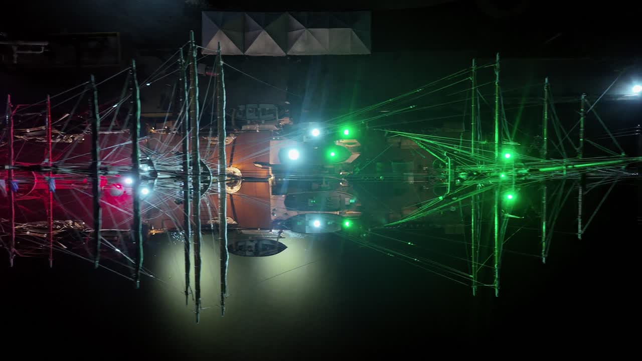 밤에 세 마스터의 이탈리아 훈련 선박을 보여주는 항공  ⁇  다운  ⁇