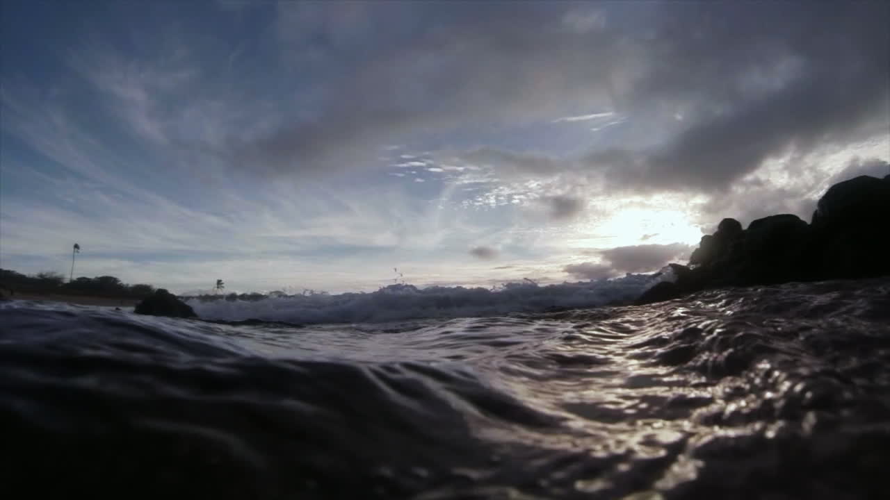 vista del nivel del agua de las olas rompiendo y rodando hacia la orilla en cámara lenta 4