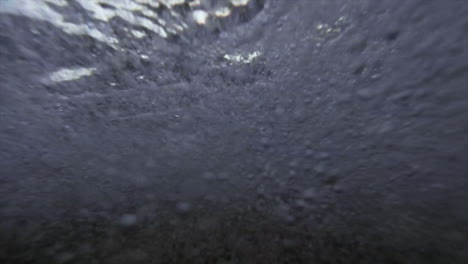 vista del nivel del agua de las olas rompiendo y rodando hacia la orilla en cámara lenta 4