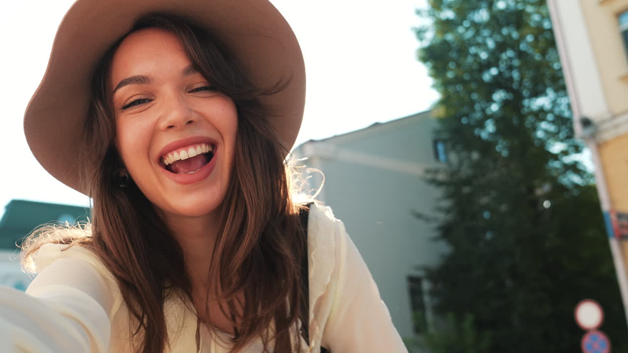donna felice che si fa un selfie in città