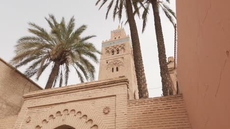 Vista-Del-Minarete-Enmarcado-Por-Palmeras-En-La-Mezquita-Koutoubia-En-Marrakech,-Marruecos