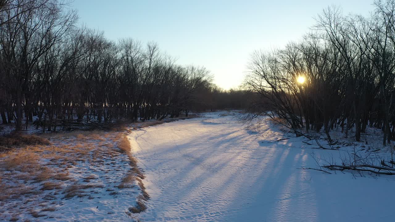 얼어붙은 하천 위의 겨울 해가 뜨는 것