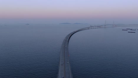 Un-Largo-Puente-Sobre-El-Mar-Al-Amanecer