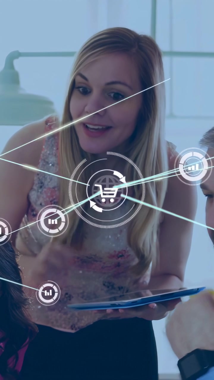 Video verticale: Donna che tocca un tablet, espandendo la rete commerciale tra il team mentre spiega il commercio