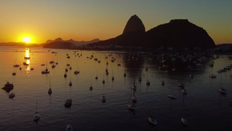 el sol se levanta sobre la bahía de botafogo y la montaña de pan de azúcar en la ciudad de río de janeiro, brasil