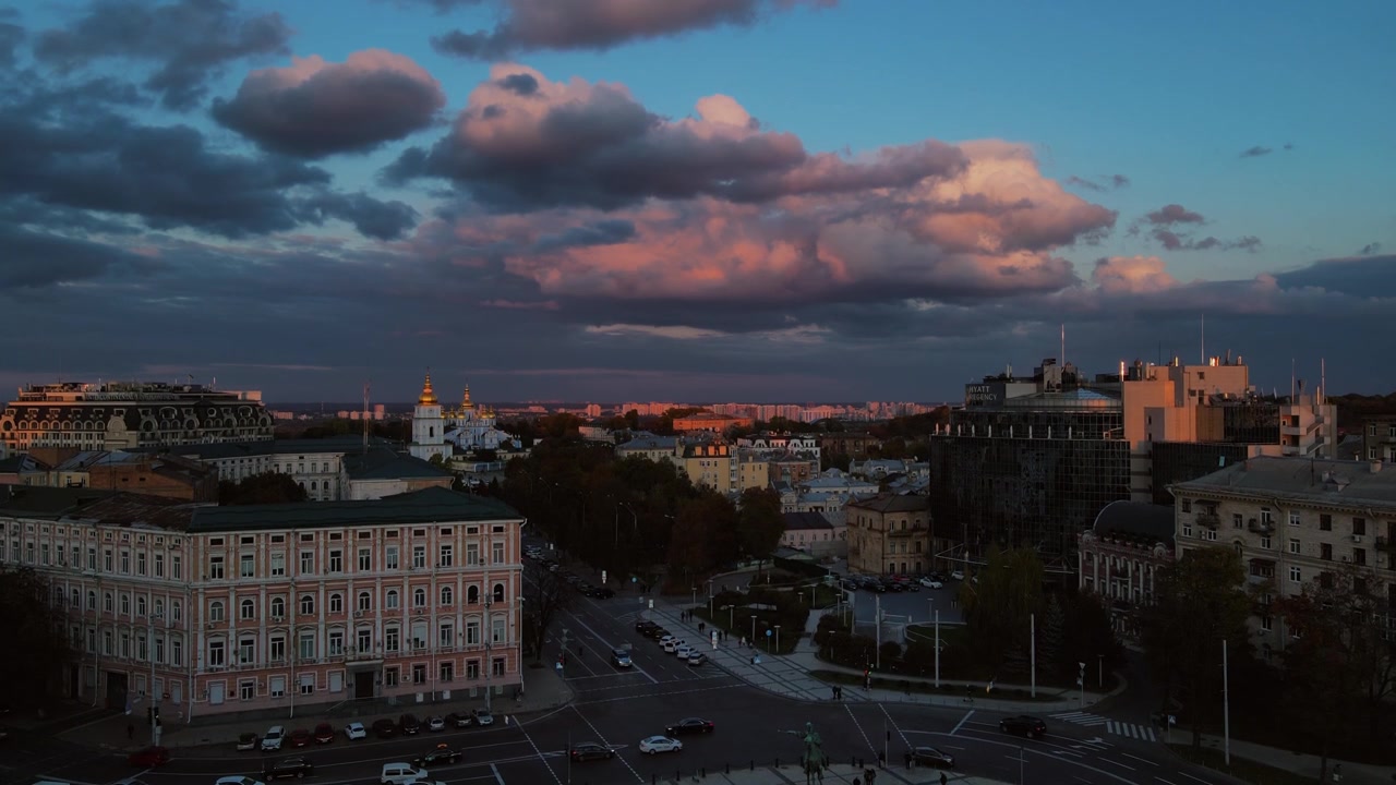 Vista aerea di una piazza cittadina e edifici storici sotto nuvole colorate al crepuscolo a Kiev