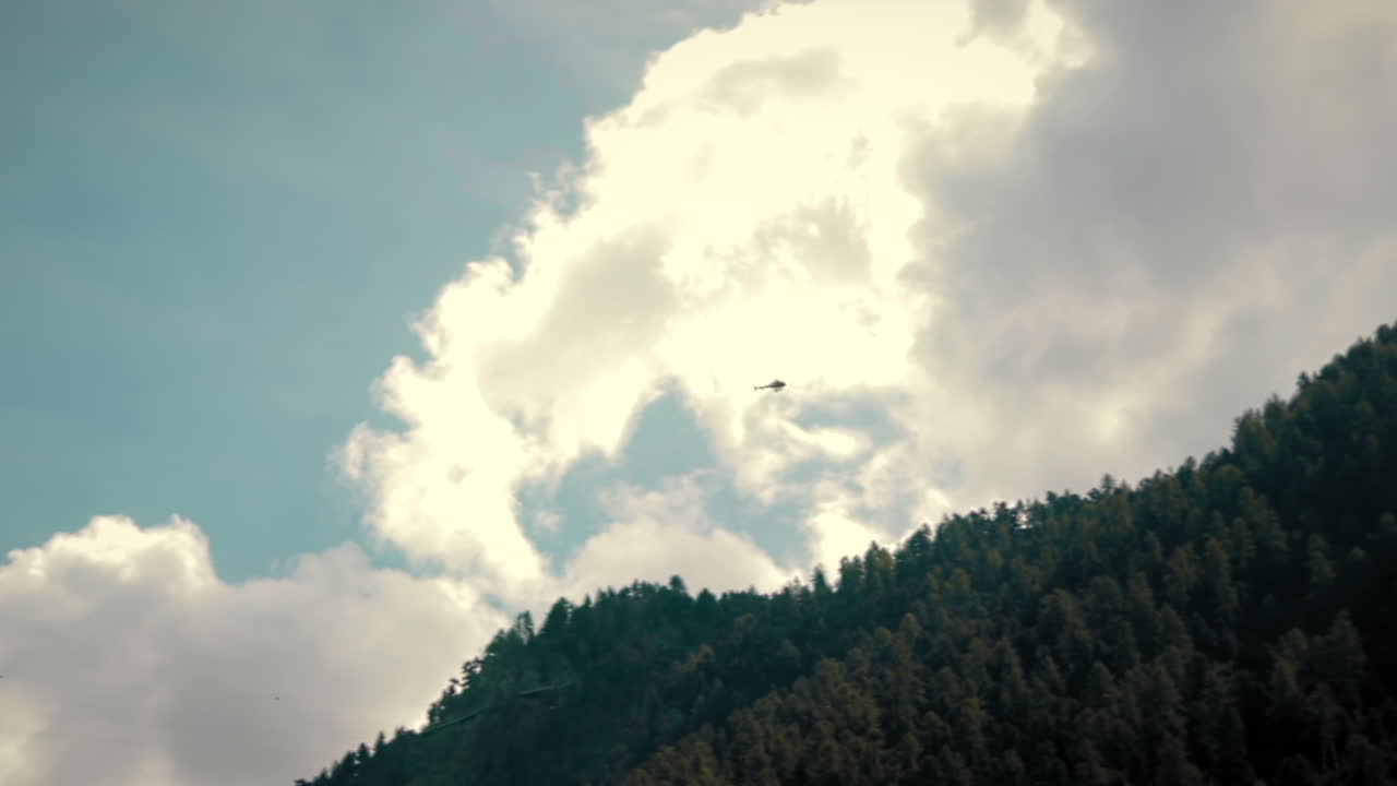 스위스 제르마트 산 에서 날아다니는 헬리터의 낮은 각도 촬영