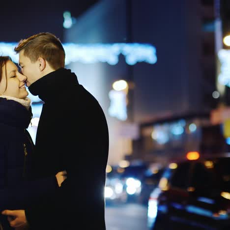 Una-Joven-Pareja-Enamorada-Camina-Por-La-Ciudad-De-Noche