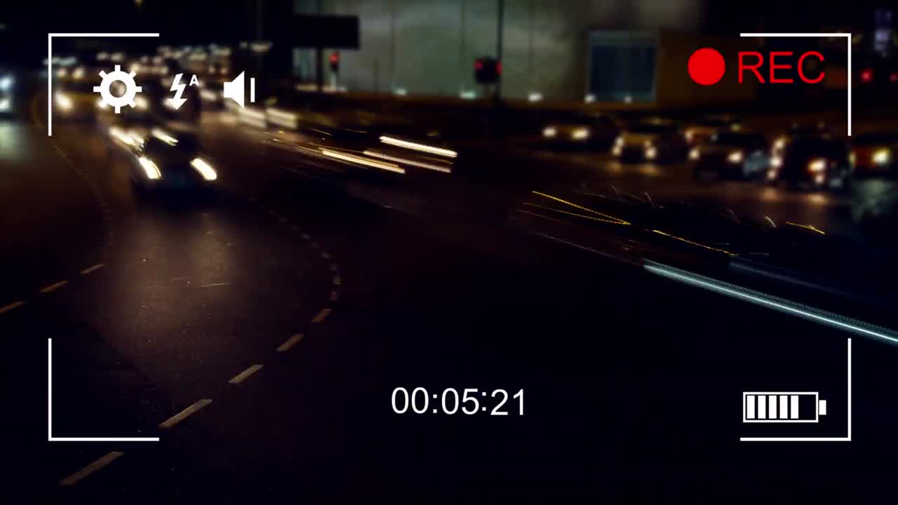 디지털 카메라로 밤 교통을 빠른 속도로 촬영하는 것