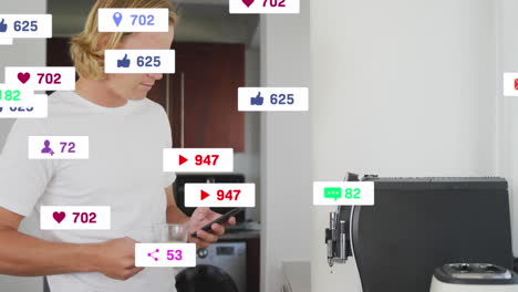 Animation-Von-Social-Media-Texten-Und--Symbolen-über-Einem-Kaukasischen-Mann-Mit-Smartphone-Zu-Hause