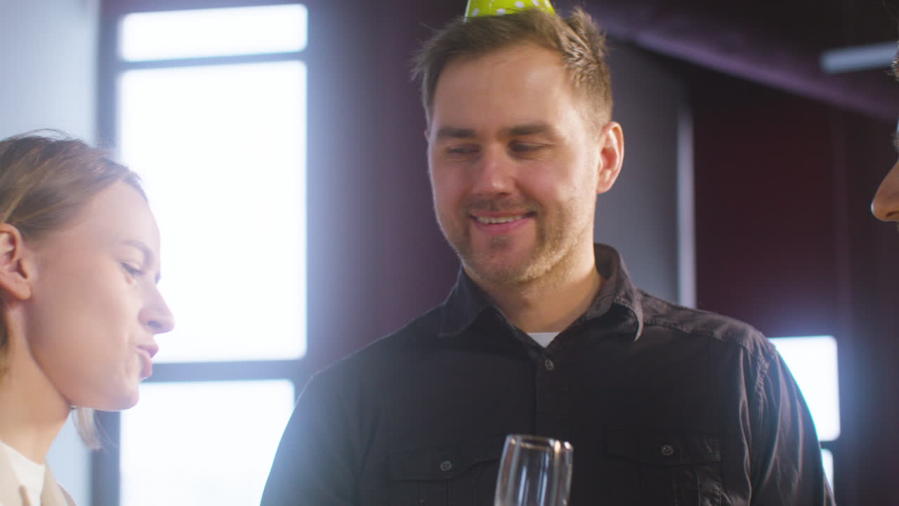 colegas felices bebiendo y hablando juntos en la fiesta de la oficina