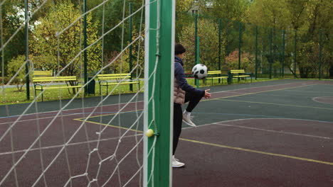 woman doing keep-ups