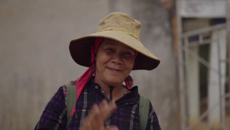 retrato de una anciana sonriente