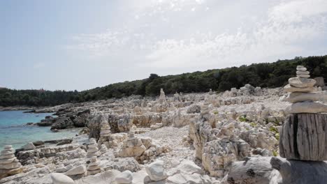 Blick-Auf-Den-Felsigen-Strand-Von-Paralia-Emplisi-In-Griechenland-Tagsüber---Schwenk