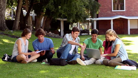 Klassenkameraden-Die-Auf-Dem-Gras-Sitzen-Und-Plaudern-