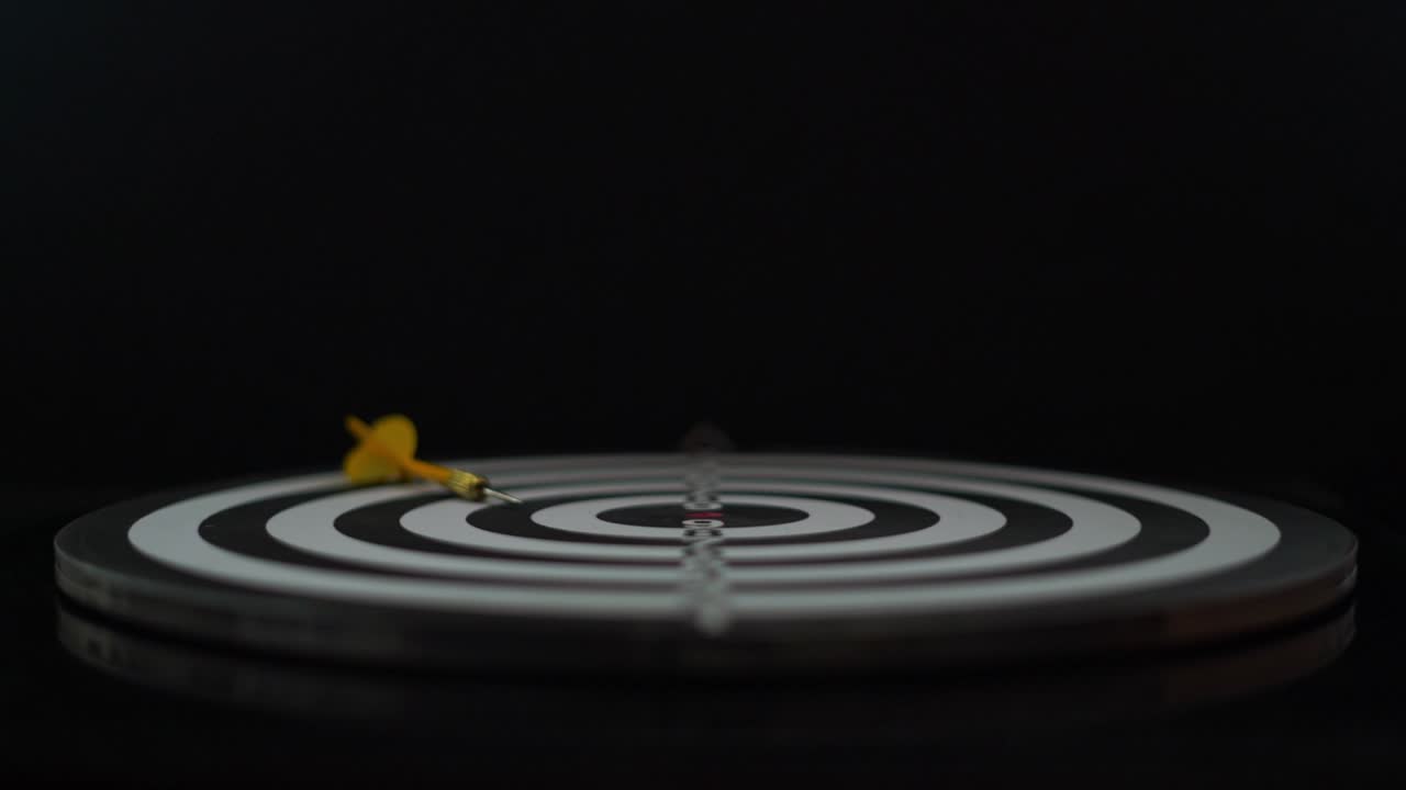 느린 동작 화살표는 표적을 점수판의 지점으로 밀어넣습니다.