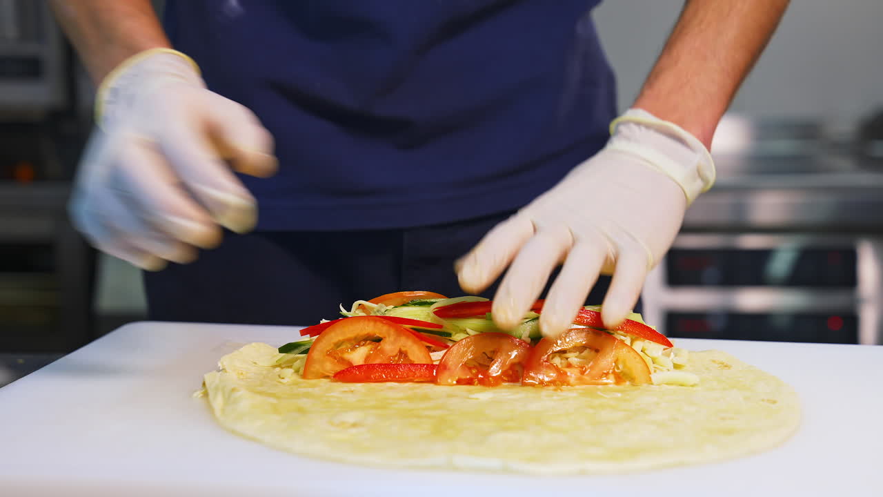 Processo di cottura dello shawarma. Shawarma di pollo in cottura nella cucina del ristorante.