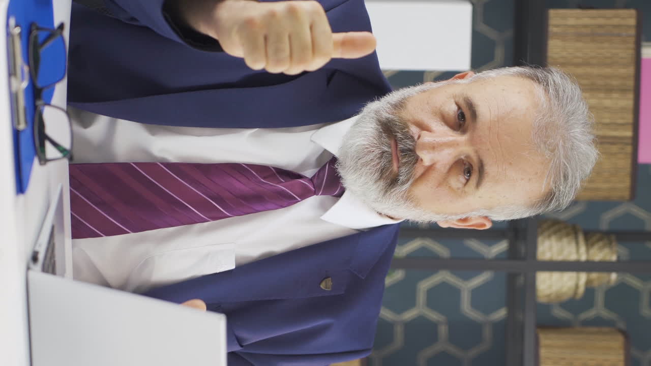 vídeo vertical del retrato de un viejo hombre de negocios confiable y leal.