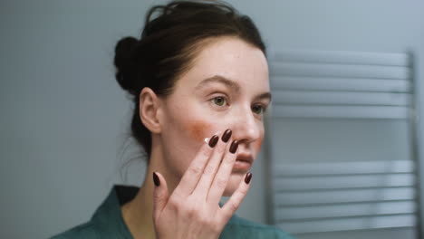 mujer en el baño